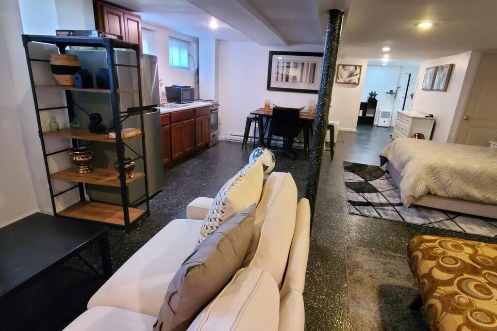 Cozy Studio; Lower Level Unit Apartamento